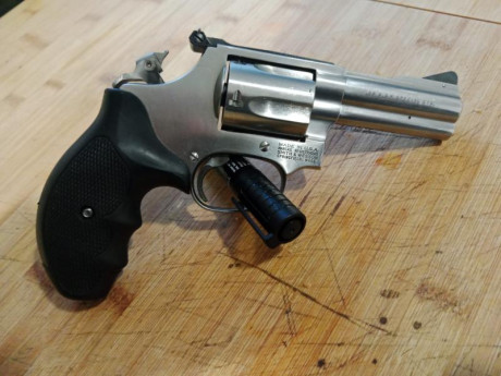Vendo magnifico revólver S&W modelo 60 3” de cañón 
38 Special  guiado en F armazón pequeño gatillo 12