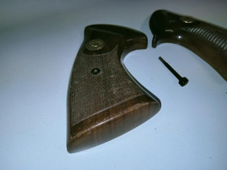Vendo un juego de cachas originales de madera para el revolver Colt Trooper , con tornillo
Precio 67 euros 02