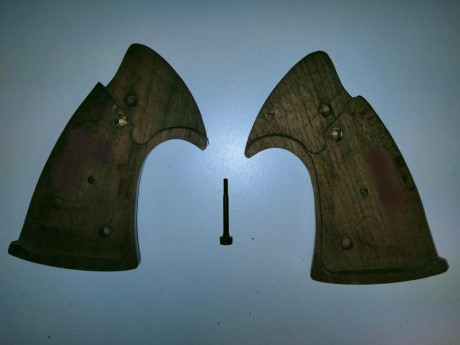 Vendo un juego de cachas originales de madera para el revolver Colt Trooper , con tornillo
Precio 67 euros 01