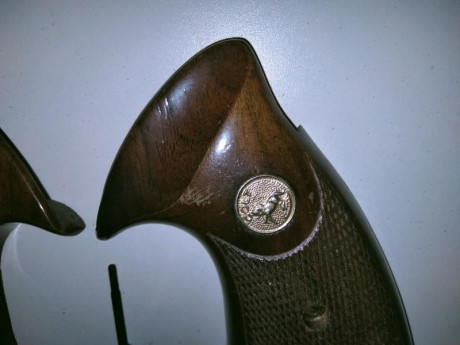 Vendo un juego de cachas originales de madera para el revolver Colt Trooper , con tornillo
Precio 67 euros 12