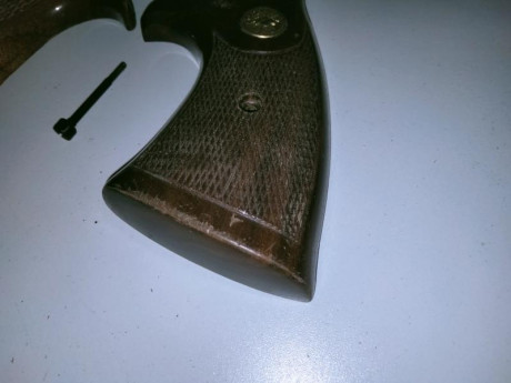 Vendo un juego de cachas originales de madera para el revolver Colt Trooper , con tornillo
Precio 67 euros 10