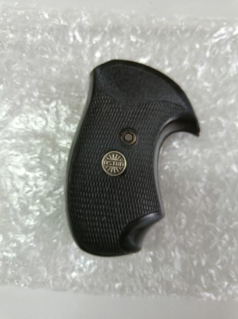 Pues eso, busco unas cachas de goma para el revolver Astra 680 , creo que sirven también las del 250 y 91
