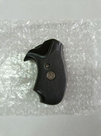 Pues eso, busco unas cachas de goma para el revolver Astra 680 , creo que sirven también las del 250 y 90