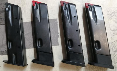 seguimos vaciando los cajones de cosas que no utilizo, esta vez van 4 cargadores de cz kadet, para la 20