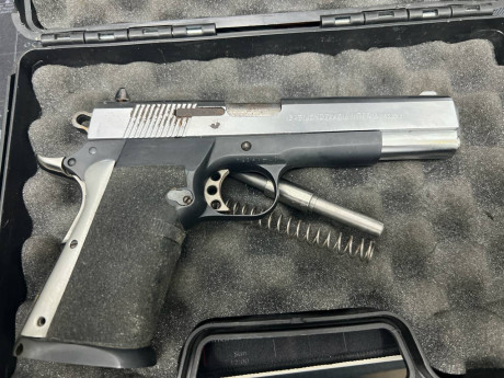Vendo Llama Max 2 del 45 ACP + carro del 9 Pb se encuentra en Cádiz guiada en F precio 375€ más gastos 02