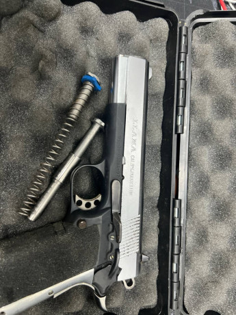 Vendo Llama Max 2 del 45 ACP + carro del 9 Pb se encuentra en Cádiz guiada en F precio 375€ más gastos 01