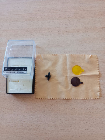 Filtros (2) de colores para gafa Knobloch, con soporte para atornillar en el aro portalentes. 

40 € + 00