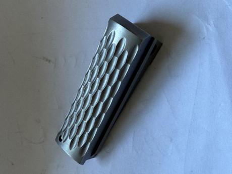 Lomo empuñadura para 1911 en inox . Estriado especial escamado de luxe .Completo con su muelle real y 00
