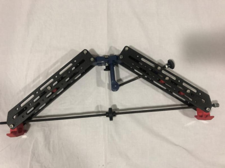 Se vende Bipode CNC
Súper estable,para alta competición 
225 euros 
Interesado por whasat 654 112360
Portes 02