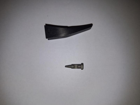 Vendo l9s siguientes repuestos 

Para Sig P 226 S (fotografía con bastantes piezas) 75 euros lote
Cola 00