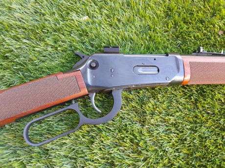 Buenos días

Pongo en venta un rifle Winchester modelo 94 AE (expulsión 
lateral)  en calibre 30-30.

Lleva 02