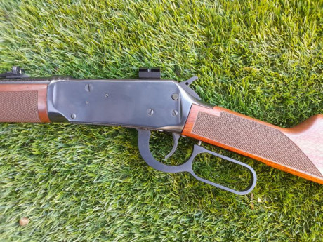 Buenos días

Pongo en venta un rifle Winchester modelo 94 AE (expulsión 
lateral)  en calibre 30-30.

Lleva 01