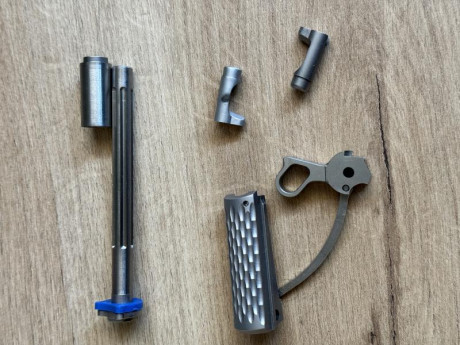 Vendido .retén de cargador inox para 1911 y clones a 15 euros cada uno . 
Guía muelle recuperador acanalada 00