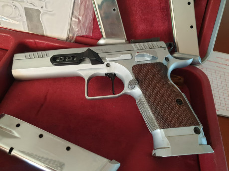 Pues eso, cambio a 2011 y hago caja para equipo nuevo. 
Tanfoglio Limited Custom 9mm
4 Cargadores con 10