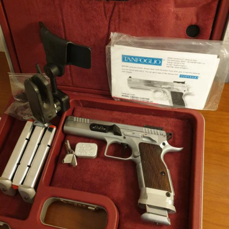 Pues eso, cambio a 2011 y hago caja para equipo nuevo. 
Tanfoglio Limited Custom 9mm
4 Cargadores con 21