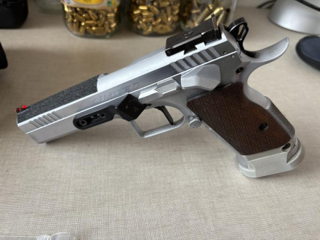 Pues eso, cambio a 2011 y hago caja para equipo nuevo. 
Tanfoglio Limited Custom 9mm
4 Cargadores con 42