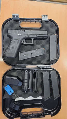 Vendo Glock 17 5 gen 
Guiada F
Con 2 cargadores originales 
Alza micro métrica + original. 
3 puntos de 02