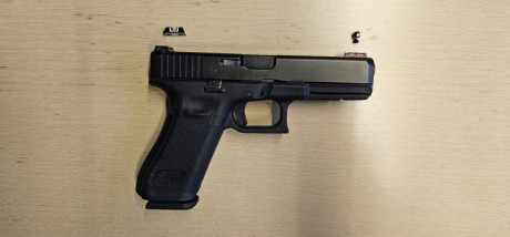 Vendo Glock 17 5 gen 
Guiada F
Con 2 cargadores originales 
Alza micro métrica + original. 
3 puntos de 01