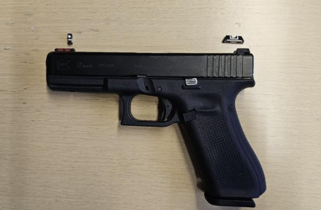 Vendo Glock 17 5 gen 
Guiada F
Con 2 cargadores originales 
Alza micro métrica + original. 
3 puntos de 00