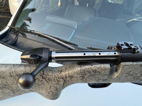 Buenos días, pongo a la venta el rifle de un buen amigo, es un weatherby mark v accumak en calibre 30-378, 00