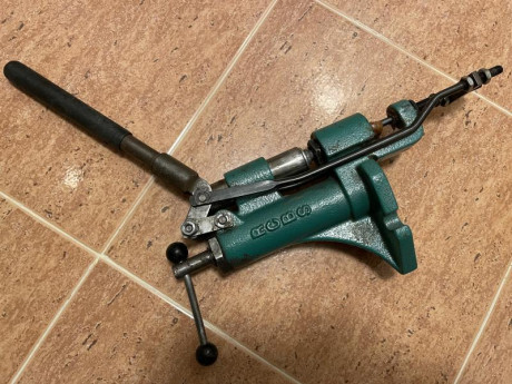Se vende prensa recalibradora RCBS, con el die para 9mm instalado. Precio 150 euros puesta en domicilio. 01