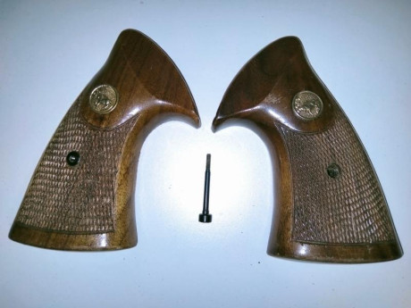 Vendo un juego de cachas originales de madera para el revolver Colt Trooper , con tornillo
Precio 67 euros 30