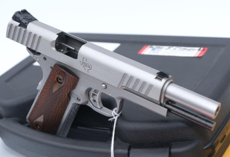 Un modelo completamente de acero inoxidable de cargador simple. La Trojan SS cuenta con el reconocido 01
