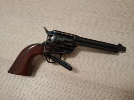 Vendo revólver Uberti Colt Cattleman en calibre .22 LR y cañón de 5'5". Actualmente guiado en AER 02