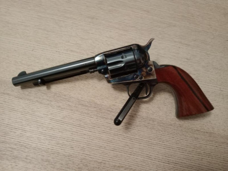 Vendo revólver Uberti Colt Cattleman en calibre .22 LR y cañón de 5'5". Actualmente guiado en AER 01