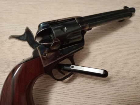 Vendo revólver Uberti Colt Cattleman en calibre .22 LR y cañón de 5'5". Actualmente guiado en AER 00