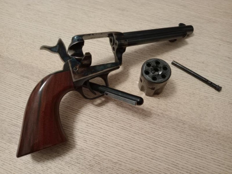 Vendo revólver Uberti Colt Cattleman en calibre .22 LR y cañón de 5'5". Actualmente guiado en AER 10