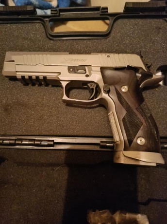 VENDO Pistola SIG SAUER P226 X-FIVE 9mm con 2 cargadores y muy buen estado!!! Maletín original y con pocos 01