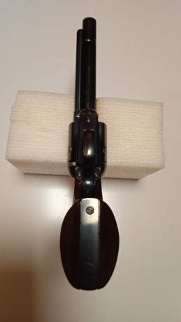 Se vende Colt Modelo 1873 de Uberti en calibre 45 LC con cañón de 5 1/2 pulgadas. Estado muy bueno, solo 11