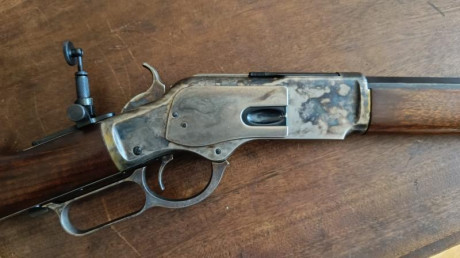Se trata de un modelo custom de Uberti.

Un Uberti modelo 1873, que sale de fábrica especialmente fabricado 01