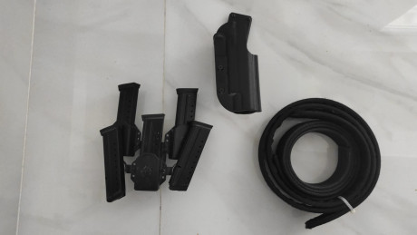 Hola

Una funda GHOST.

Un portacargador GHOST para cinco cargadores especialmente diseñado para IPSC 00