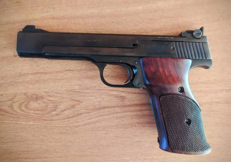 Vendo pistola SMITH & WESSON  Modelo 41 de calibre 22 lr.
Estado muy razonable para este clásico .Presenta 00