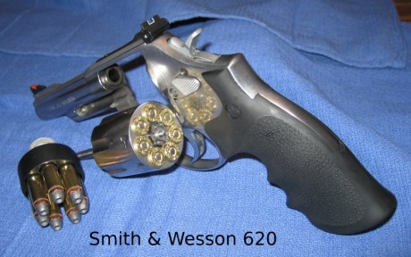 Muy Buenas,
Que revolver (S&W620-686) es mejor o aconsejais para fuego central en 4"? 
Que difirencias 01