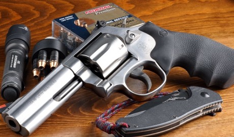 Muy Buenas,
Que revolver (S&W620-686) es mejor o aconsejais para fuego central en 4"? 
Que difirencias 00