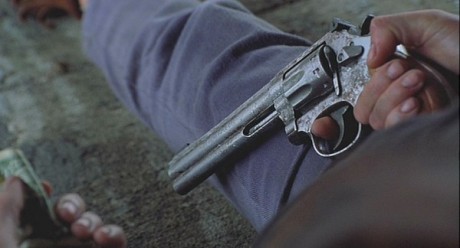 Compañeros,

En vista de las ganas de algunos (Elcafe, Wilcow, Vrakk, etc) por adivinar armas de películas 70