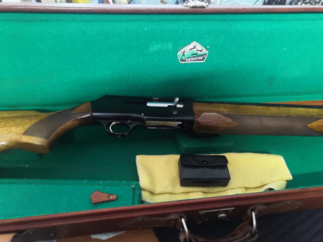 Se vende escopeta semiautomática  Browning B 80 SL  del calibre 12 con tres chokes mas llave , esta en 02