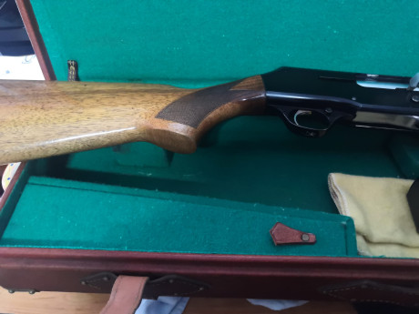 Se vende escopeta semiautomática  Browning B 80 SL  del calibre 12 con tres chokes mas llave , esta en 01
