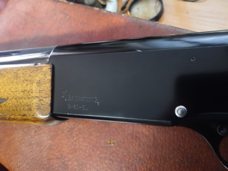 Se vende escopeta semiautomática  Browning B 80 SL  del calibre 12 con tres chokes mas llave , esta en 00