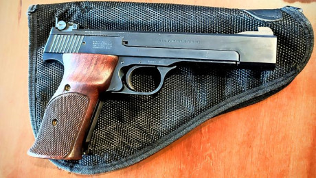 Vendo pistola SMITH & WESSON  Modelo 41 de calibre 22 lr.
Estado muy razonable para este clásico .Presenta 20