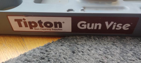 Soporte para la limpieza de armas Tipton Gun Vise en perfecto estado. Es un soporte gris y rojo, robusto 12