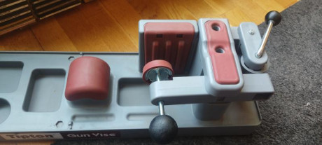 Soporte para la limpieza de armas Tipton Gun Vise en perfecto estado. Es un soporte gris y rojo, robusto 11
