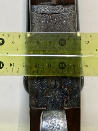 Hace unos años heredé un hermoso AYA uno al lado del otro en calibre doce.

El arma, en su estuche original, 140