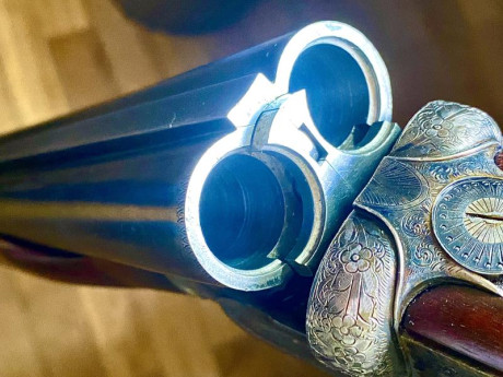 Hace unos años heredé un hermoso AYA uno al lado del otro en calibre doce.

El arma, en su estuche original, 150