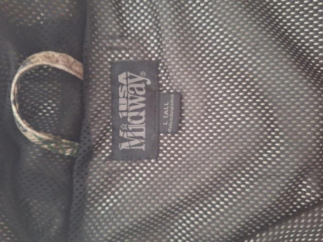 SE VENDE: 

Chaqueta de la marca americana Midway USA, cortavientos e impermeable 100%.
Talla :  L 
Camuflaje 00