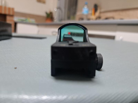 Se vende holografico  de punto rojo prácticamente nuevo, estaba montado en rifle "semi" 30-06 01