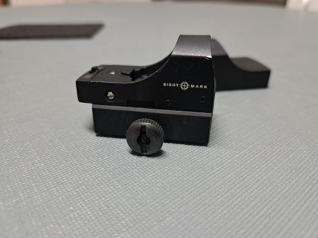 Se vende holografico  de punto rojo prácticamente nuevo, estaba montado en rifle "semi" 30-06 12